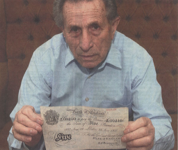 A. Burger s padìlkem pìtilibrové bankovky, které byly padìlány v celkové hodnotì 19 729 330 liber.