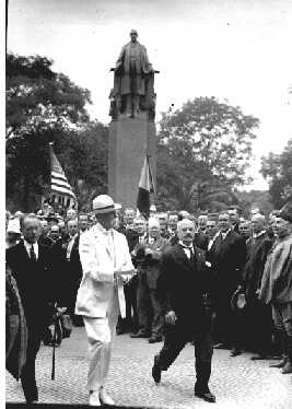 T.G.Masaryk při odhalení Wilsonova pomníku před Wilsonovým nádražím, 4.7.1928. Muzeum hlavního města Prahy