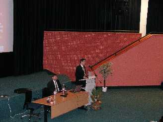 Ministr informatiky Vladimír Mlynář při projevu. Vlevo předseda SKIP a náměstek ředitele Národní knihovny Vít Richter.
