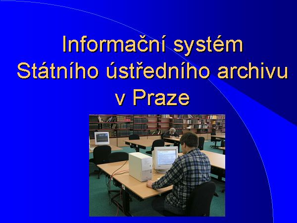 Informa�n� syst�m - �vodn� obrazovka, foto pr�ce badatele s po��ta�em ve studovn�.