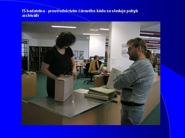 P�i v�deji archiv�li� (foto).